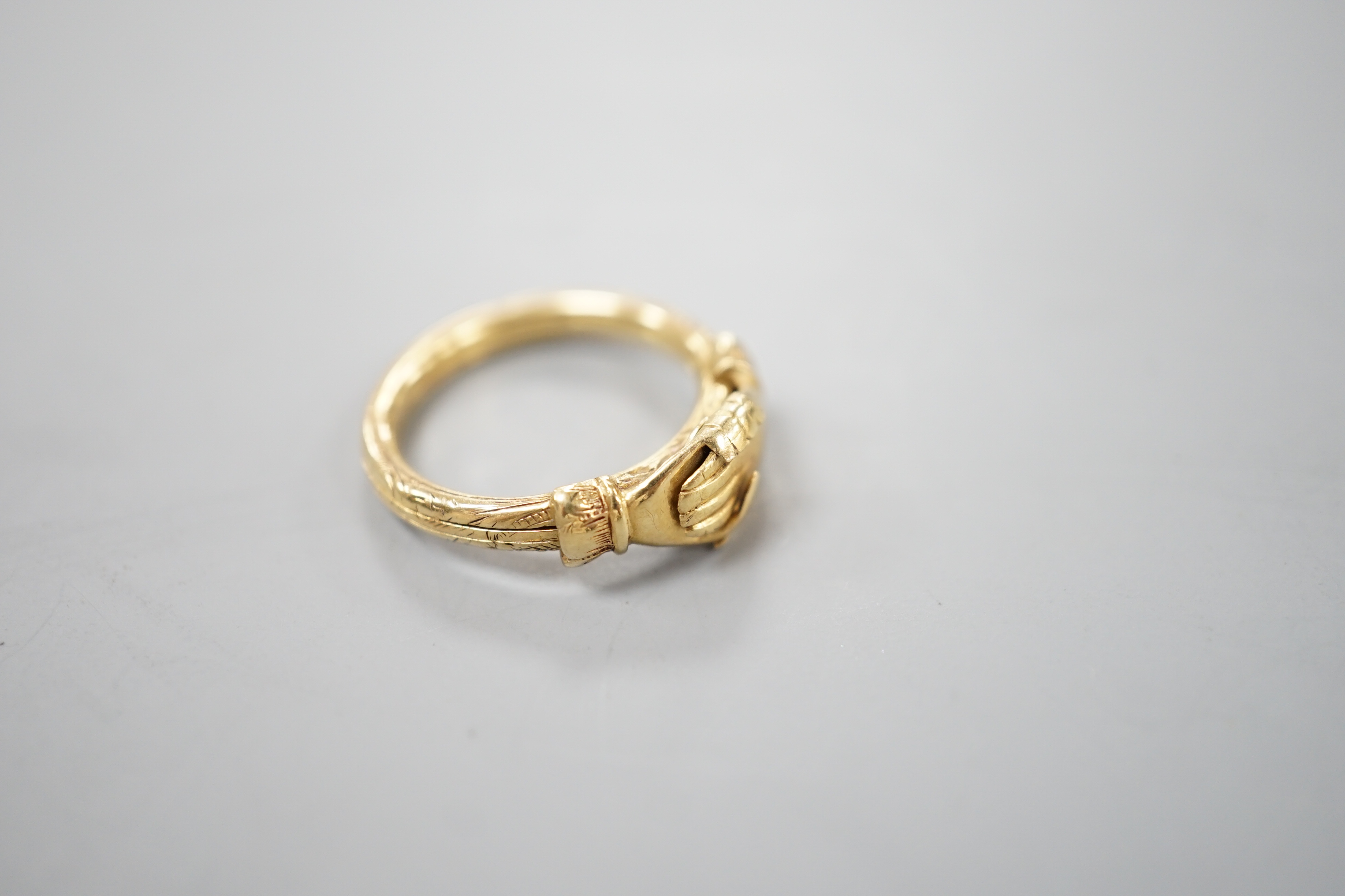 An engraved yellow metal fede ring, size H/I, 4.6 grams.